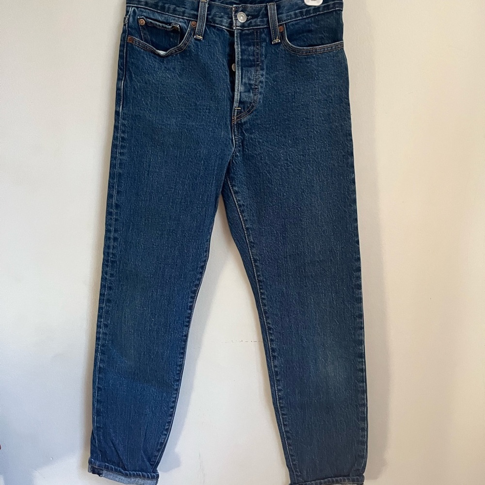 Levi’s high rise. Mom jeans - medium wash. Size 27. Great condition.